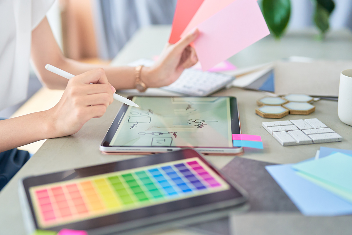 信頼感を生む配色とレイアウト