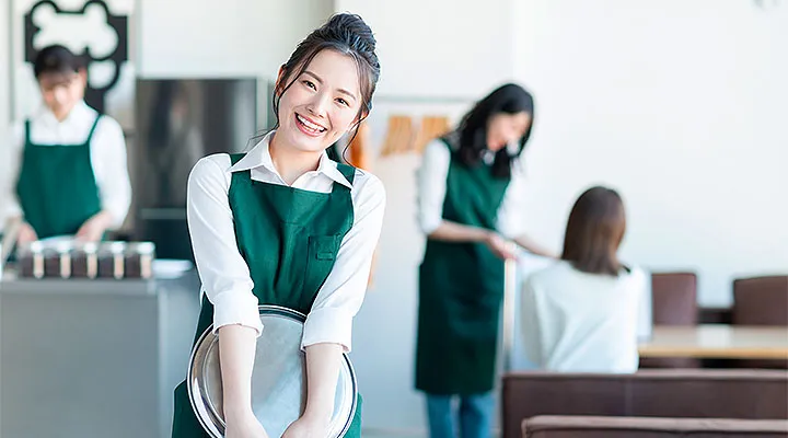 女性が少年にピアノを教えている写真