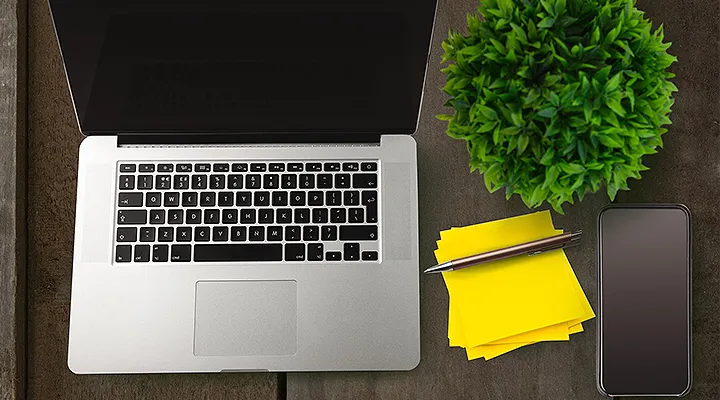 女性が少年にピアノを教えている写真